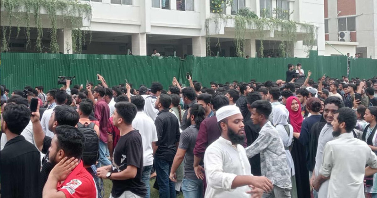 উত্তাল মাইলস্টোন ক্যাম্পাস, এখনও অবরুদ্ধ উপদেষ্টারা