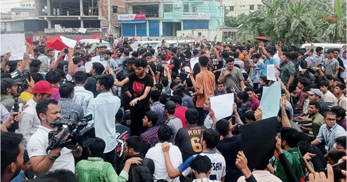 দুর্ঘটনায় নিহতদের নাম-পরিচয় প্রকাশসহ ৬ দাবিতে শিক্ষার্থীদের বিক্ষোভ