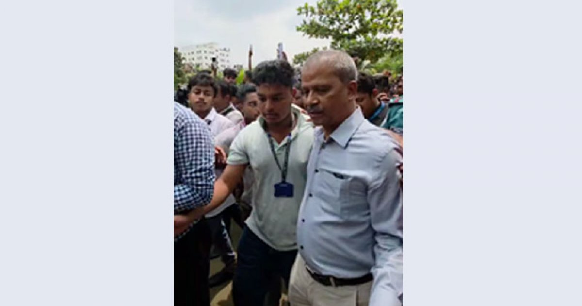 মাইলস্টোনে এসে তোপের মুখে আসিফ নজরুল, ভুয়া ভুয়া স্লোগান