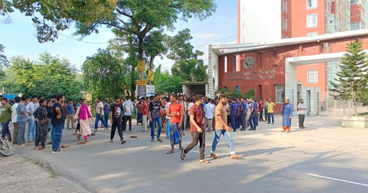 দিনাজপুর শিক্ষা বোর্ডে তালা, মহাসড়ক অবরোধ
