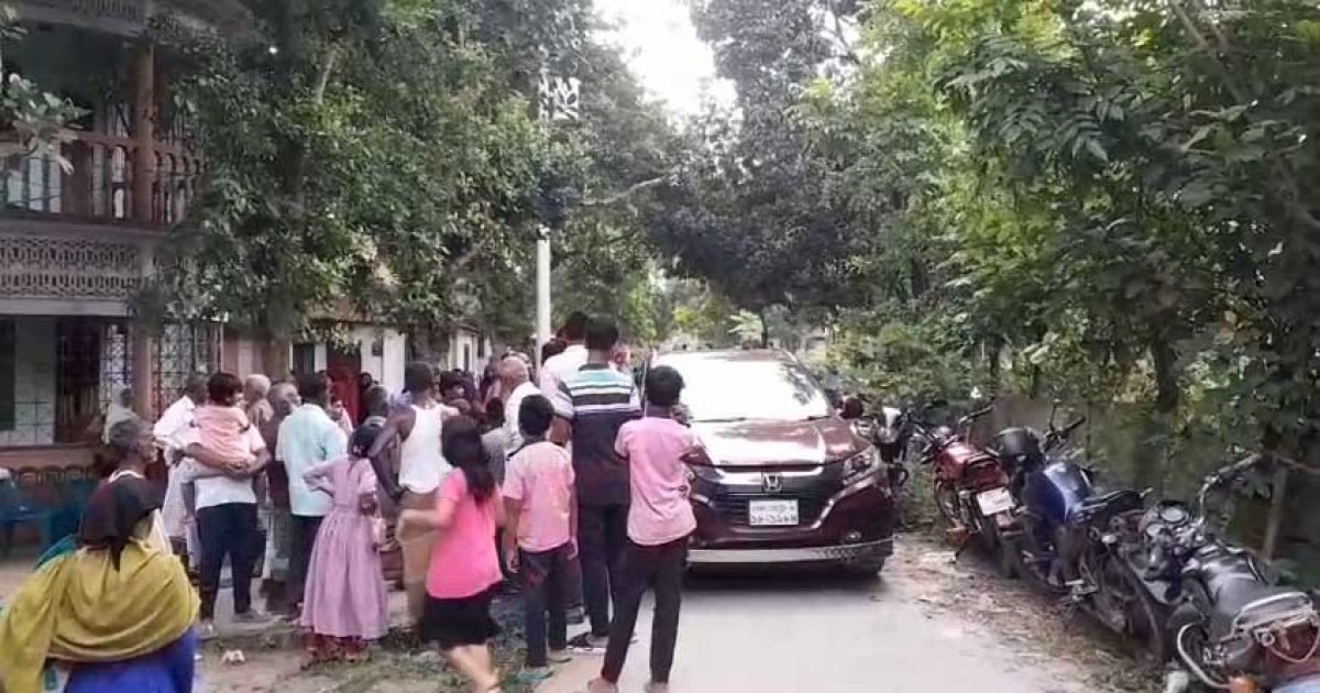 রোগী দেখতে যাওয়ার পথে প্রাণ হারালেন একই পরিবারের ৭ জন