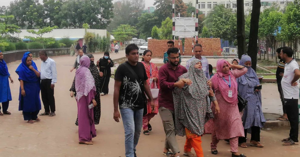 নিখোঁজ মেয়ের খোঁজে স্কুলে মা, ফিরলেন পোড়া ব্যাগ হাতে