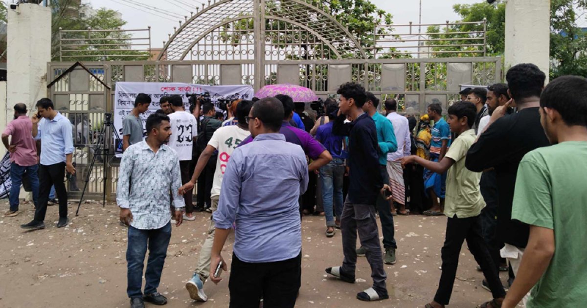 মাইলস্টোনে হেল্প ডেস্ক স্থাপন, নিখোঁজদের তথ্য সংগ্রহ চলছে