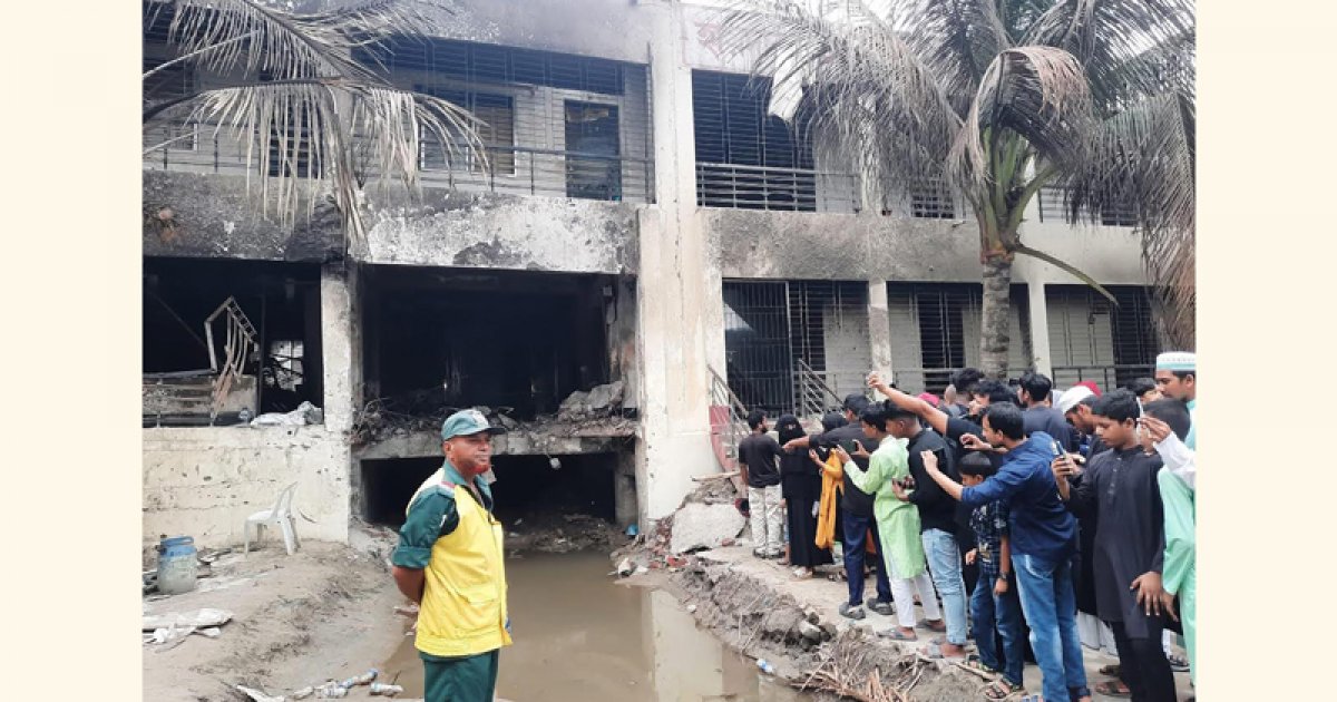 মাইলস্টোন স্কুলে দর্শনার্থীদের ভিড়: কারও মুখ বিষণ্ন, কেউ ব্যস্ত রিলস তৈরিতে