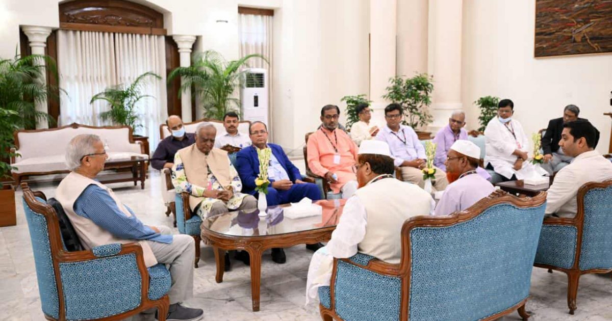 ১৩টি রাজনৈতিক দলের সঙ্গে বৈঠকে প্রধান উপদেষ্টা
