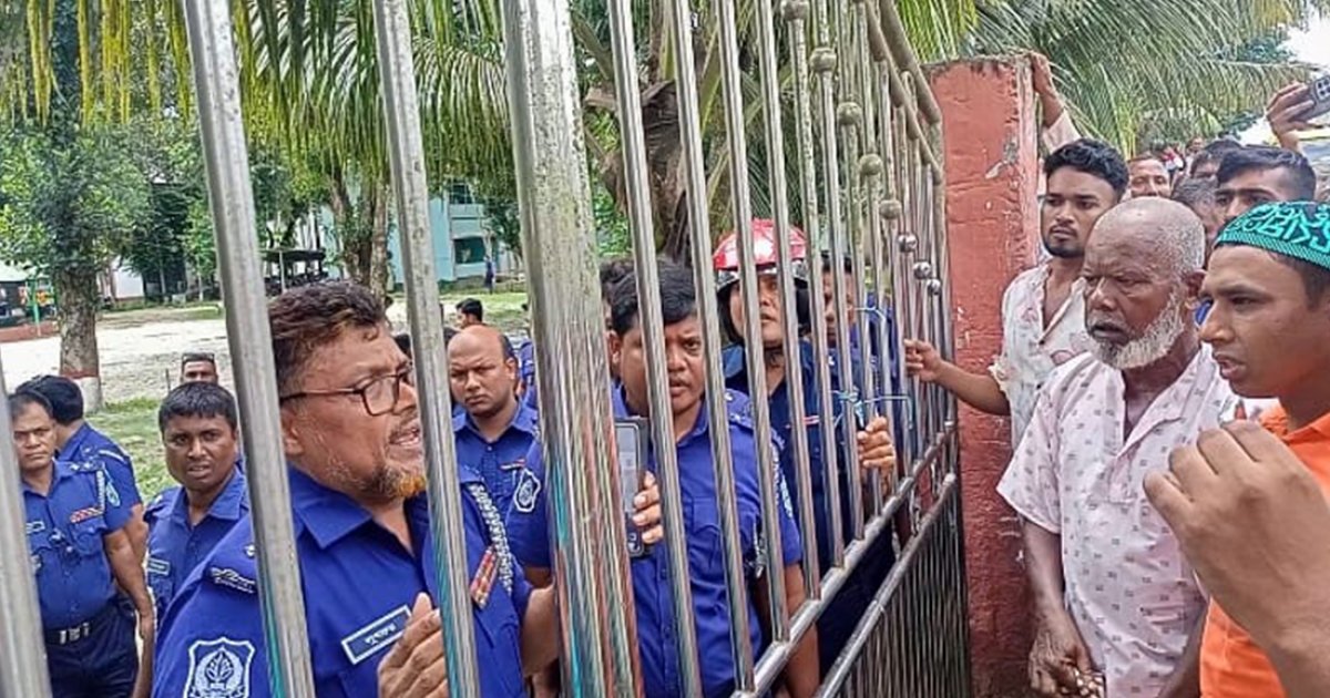 রৌমারীতে ট্রিপল মার্ডার: আসা‌মি‌দের গ্রেফতারের দা‌বি‌তে মিছিল, থানা ঘেরাও