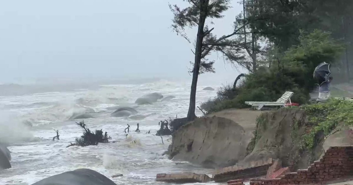 গভীর নিম্নচাপের প্রভাবে উপকূলে ভারী বৃষ্টি, সাগর উত্তাল