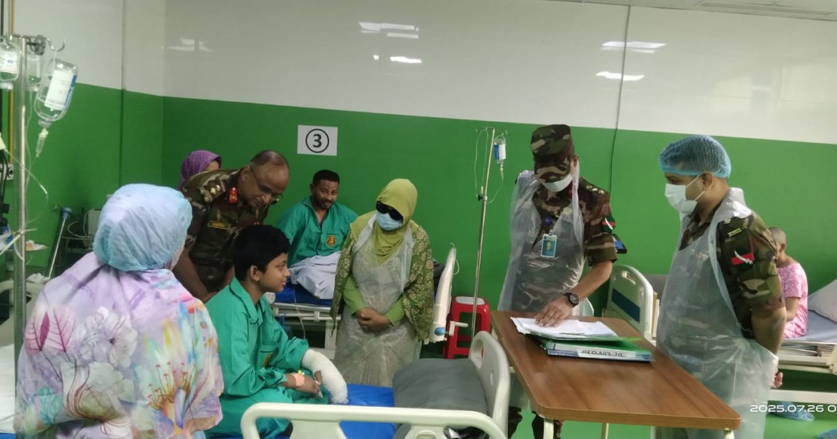 সিএমএইচে আহতদের খোঁজ নিলেন স্বাস্থ্য উপদেষ্টা
