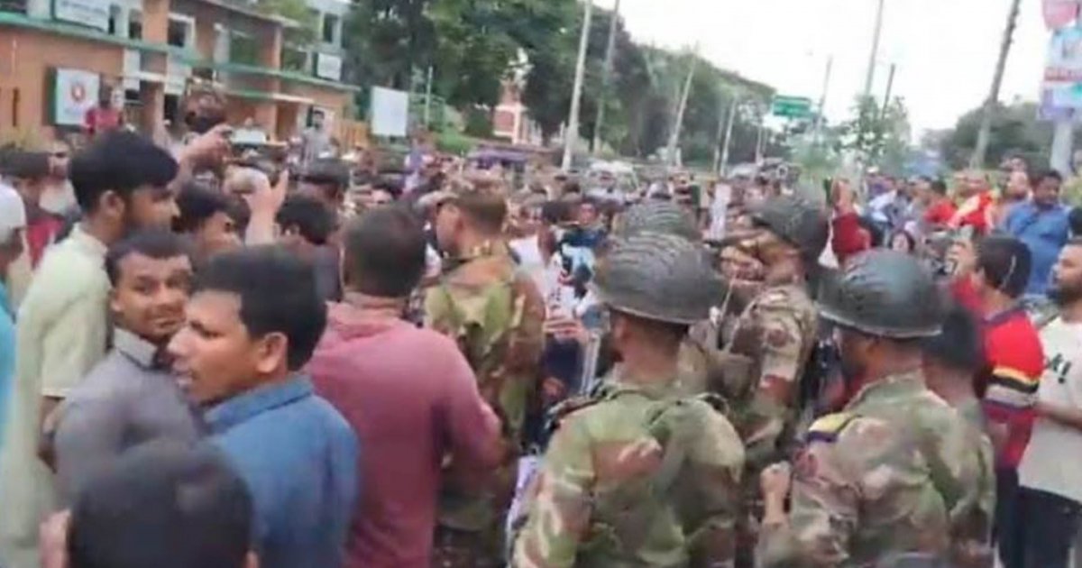 নাটক সাজিয়ে কলেজছাত্রকে হত্যার অভিযোগ, বিচার দাবিতে পুলিশ সুপারের কার্যালয় ঘেরাও