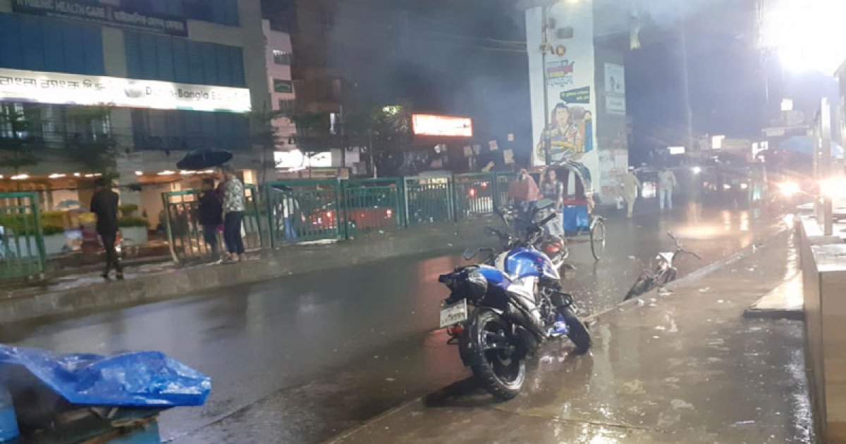 ভ্যাপসা গরমের পর রাজধানীতে মুষলধারে বৃষ্টি