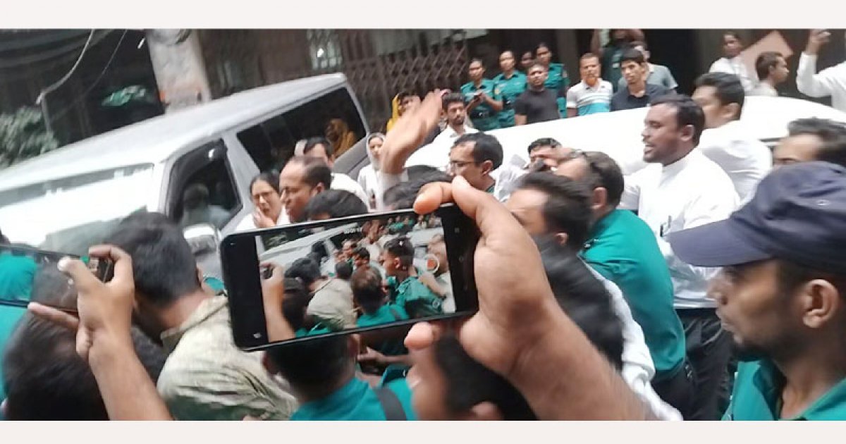 চাঁদাবাজ আখ্যা দিয়ে বৈষম্যবিরোধী নেতাদের কিল-ঘুষি-লাথি