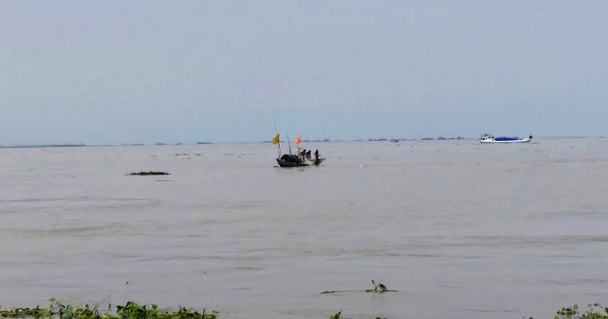 তীব্র স্রোতের কবলে পড়ে মেঘনায় ডুবলো বালুবোঝাই বাল্কহেড
