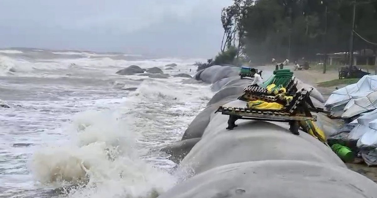 নিম্নচাপের প্রভাব: কক্সবাজার সৈকতে ভাঙন, লোকালয়ে জোয়ারের পানি
