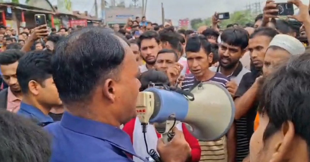 গাজীপুরে ১০ দফা দাবিতে কারখানা শ্রমিকদের মহাসড়ক অবরোধ