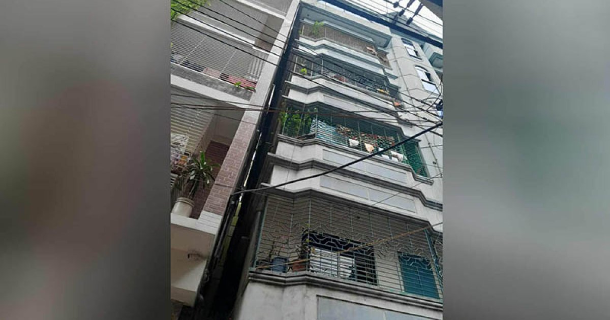 ডেমরায় হেলে পড়েছে ৬ তলা ভবন