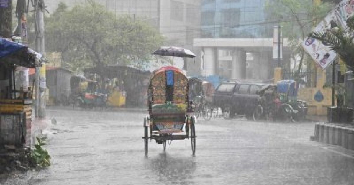 ঢাকাসহ সারা দেশে ভারী বৃষ্টি, ভূমিধসের শঙ্কা