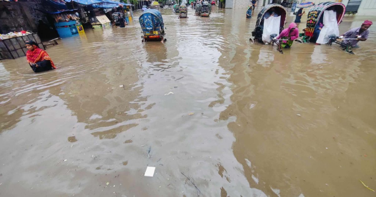 টানা বৃষ্টিতে চট্টগ্রাম নগরীর নিচু এলাকায় জলাবদ্ধতা