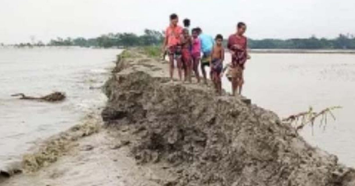 বেড়িবাঁধ ভেঙে হাতিয়ার বিস্তীর্ণ এলাকা প্লাবিত