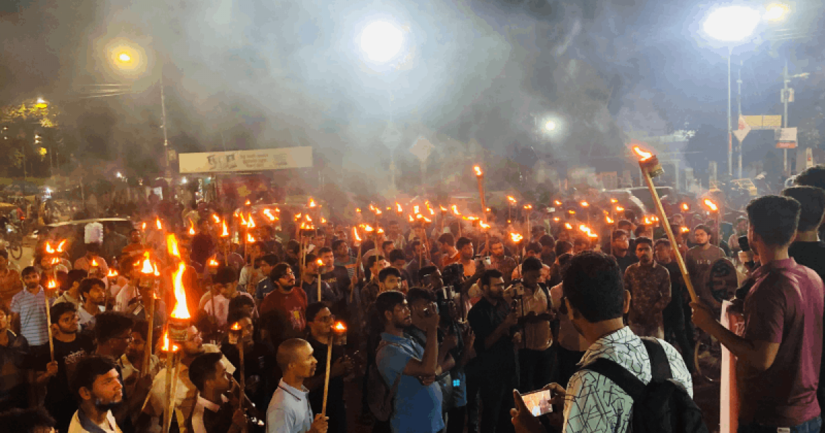 রংপুরে সংখ্যালঘুদের বাড়ি-ঘর ভাঙার প্রতিবাদে ঢাবিতে মশাল মিছিল
