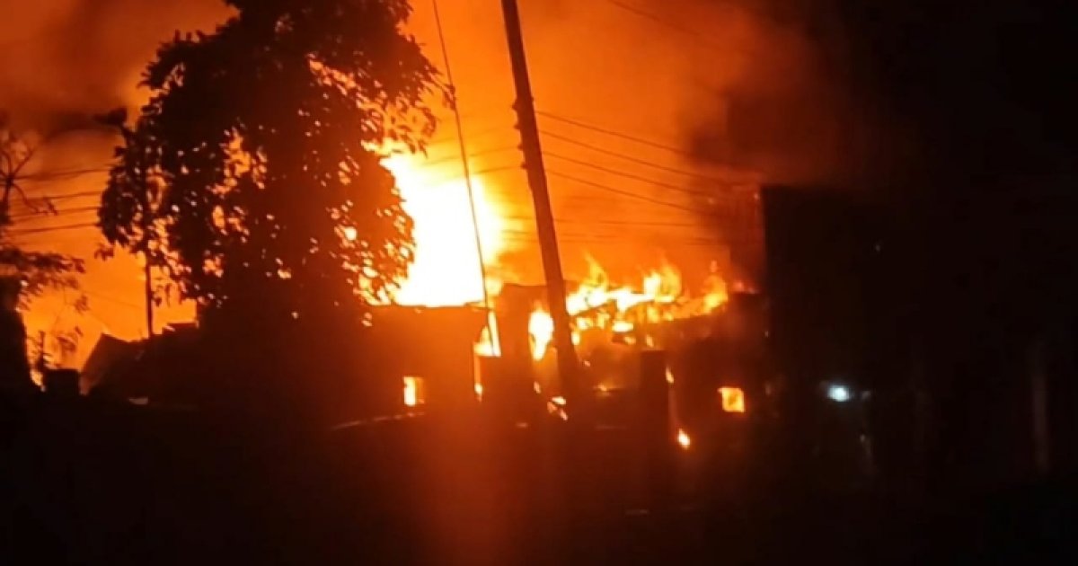 নারায়ণগঞ্জে আগুনে পুড়লো ২০টি টিনশেড ঘর