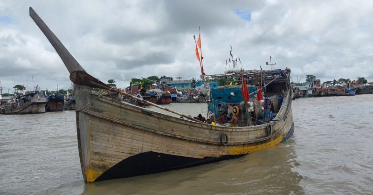 গভীর সমুদ্রে ট্রলারডুবি: তিন দিন ভেসে থাকা ৯ জন উদ্ধার হলেও এখনও নিখোঁজ ছয়