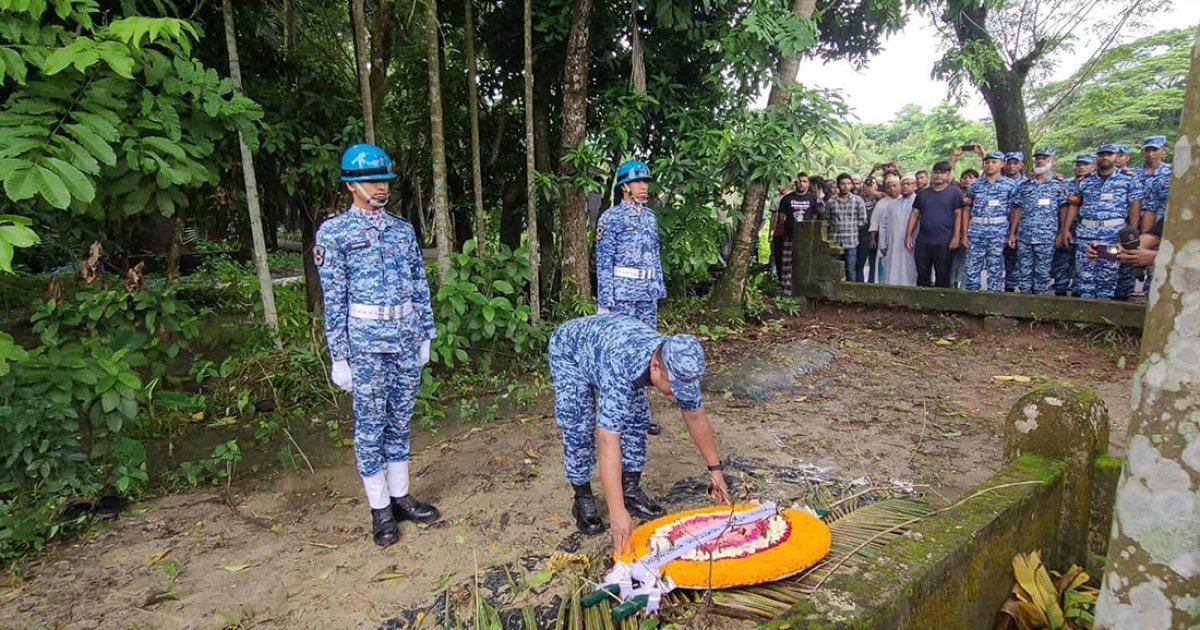 মাইলস্টোন ট্র্যাজেডি: লক্ষ্মীপুরে সায়ানের কবরে বিমানবাহিনীর শ্রদ্ধা