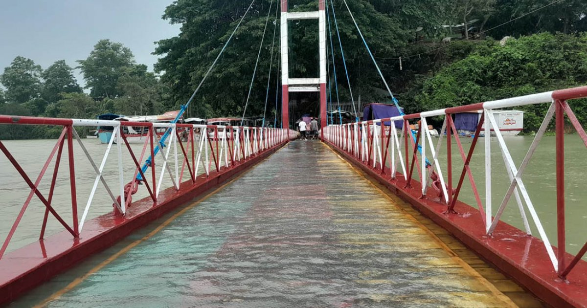 ডুবে গেছে ঝুলন্ত সেতুর পাটাতন, পর্যটক ভ্রমণে নিষেধাজ্ঞা