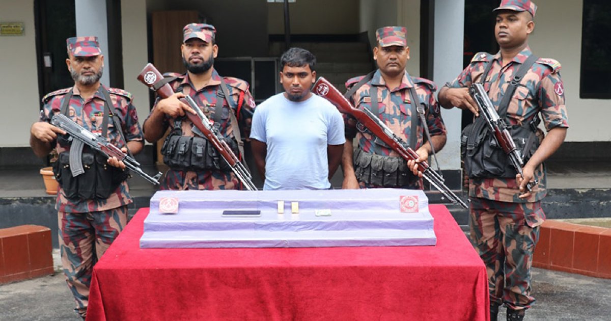 ভারতে সোনার বার পাচারের সময় যুবক আটক
