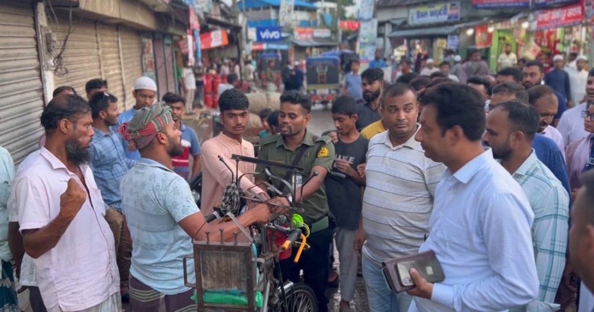 সড়কে গ্যাস সিলিন্ডার রেখে ব্যবসার দায়ে জরিমানা গুনলেন ব্যবসায়ী