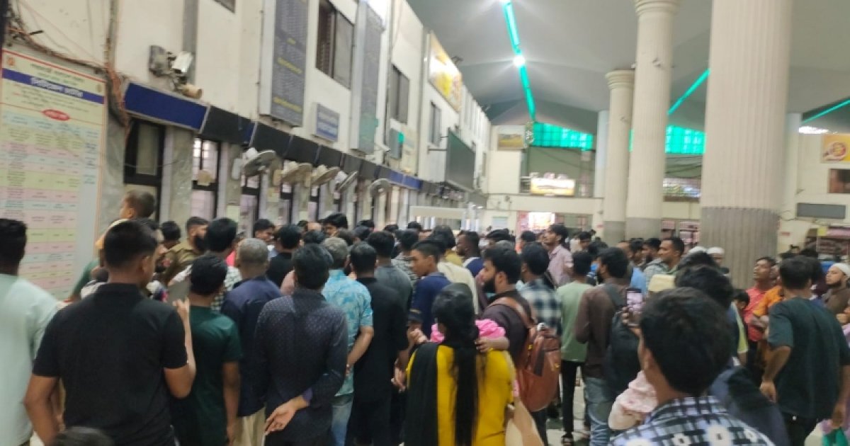 কক্সবাজারগামী প্রবাল এক্সপ্রেস ট্রেনের যাত্রা বাতিল, যাত্রীদের বিক্ষোভ