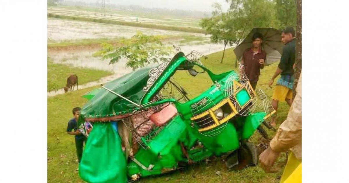 অটোরিকশাকে ধাক্কা দিয়ে টেনে নিয়ে গেলো ট্রেন, নিহত ৪