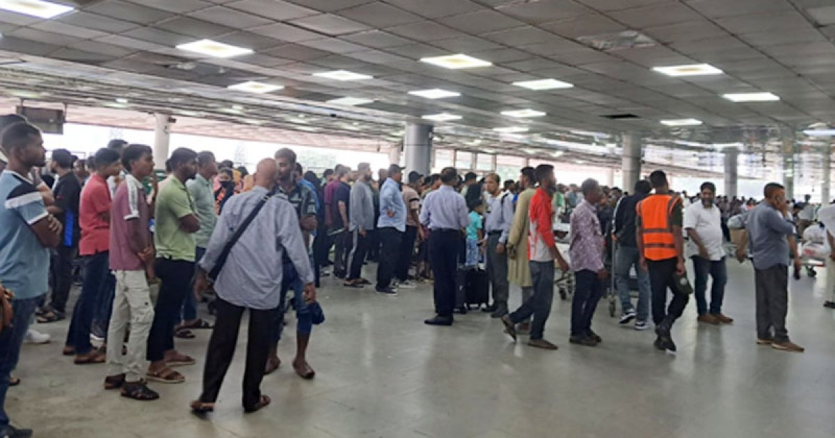 শাহজালালে যাত্রীর সঙ্গে ২ জনের বিধিনিষেধ শুধু ‘কাগজে কলমে’