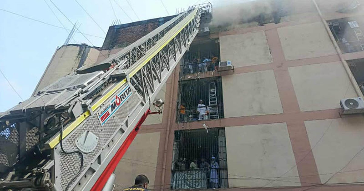 গুলিস্তানে মার্কেটে আগুন, নিয়ন্ত্রণে ১১ ইউনিট