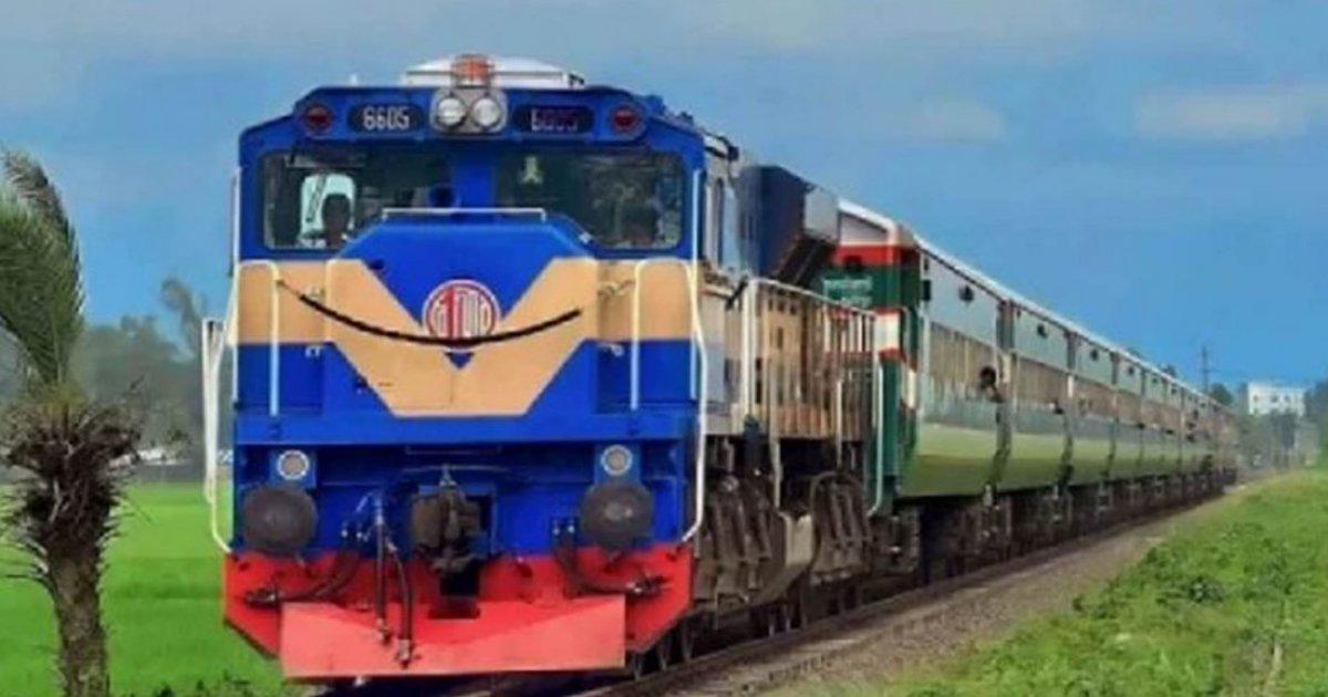 চলন্ত ট্রেন পেট্রোল বোমা নিক্ষেপ