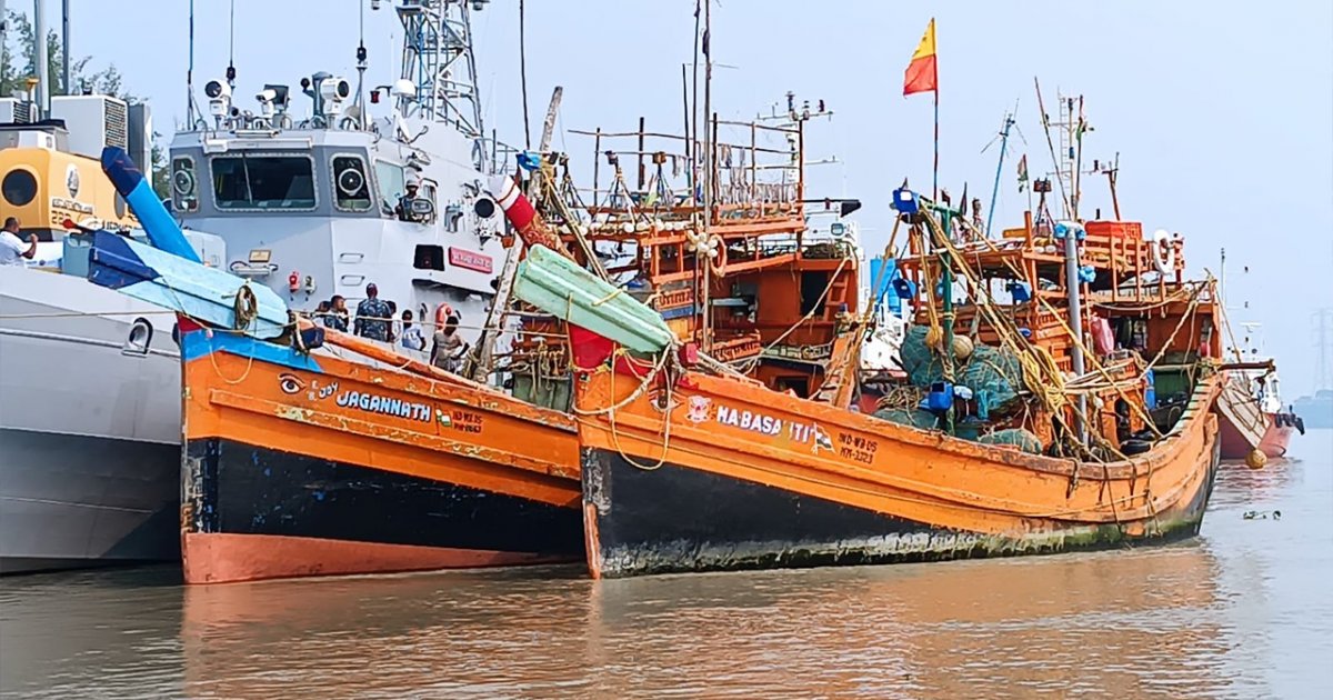 বঙ্গোপসাগর থেকে ট্রলারসহ ১৪ ভারতীয় জেলে আটক