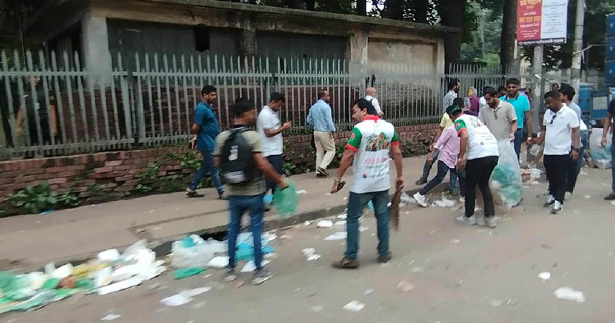 সমাবেশ শেষে সড়ক পরিষ্কার করলেন ছাত্রদলের নেতাকর্মীরা