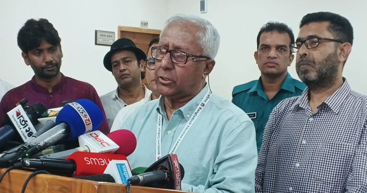 ‘নির্বাচন কমিশনের মেরুদণ্ড আছে বলেই সোজা হয়ে দাঁড়িয়ে আছে’
