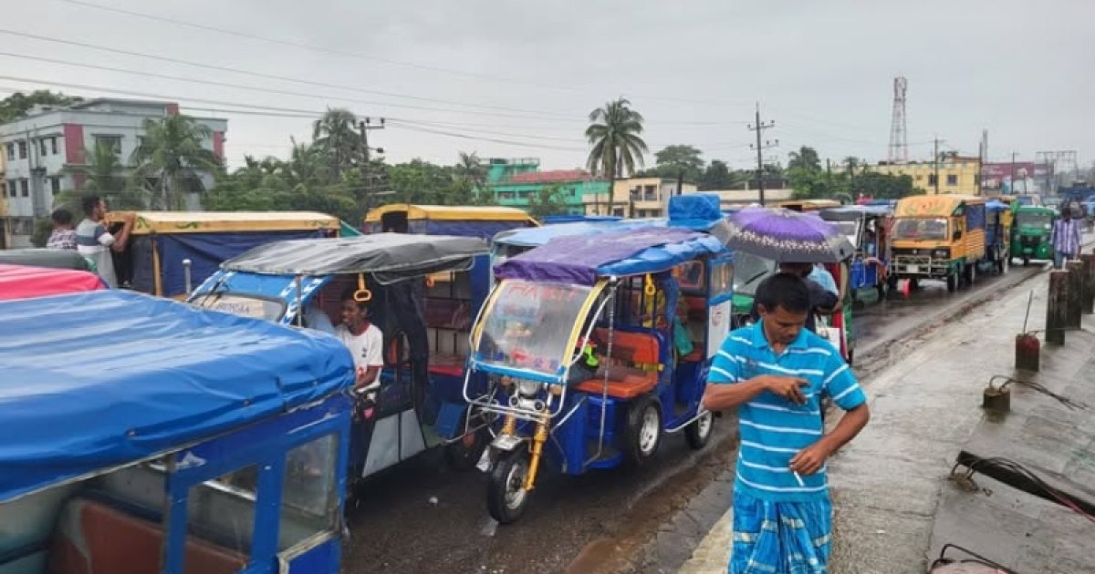 সুনামগঞ্জে পরিবহন শ্রমিকদের ধর্মঘট