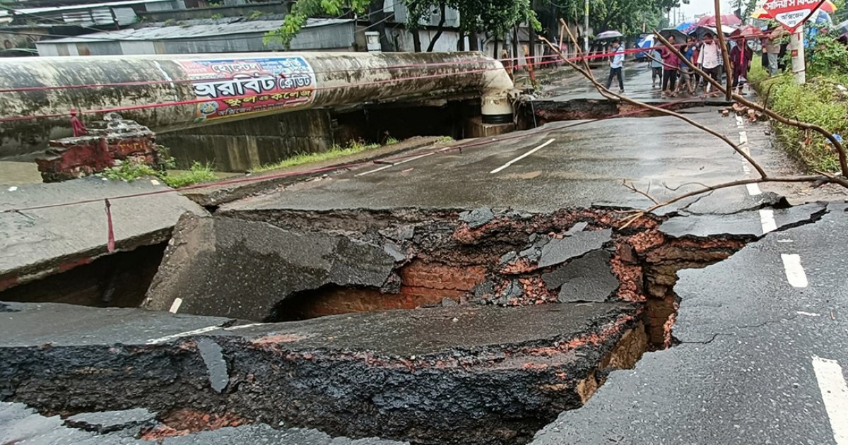 টানা বৃষ্টিতে চট্টগ্রাম নগরীতে জলাবদ্ধতা, ভেঙেছে কালভার্ট