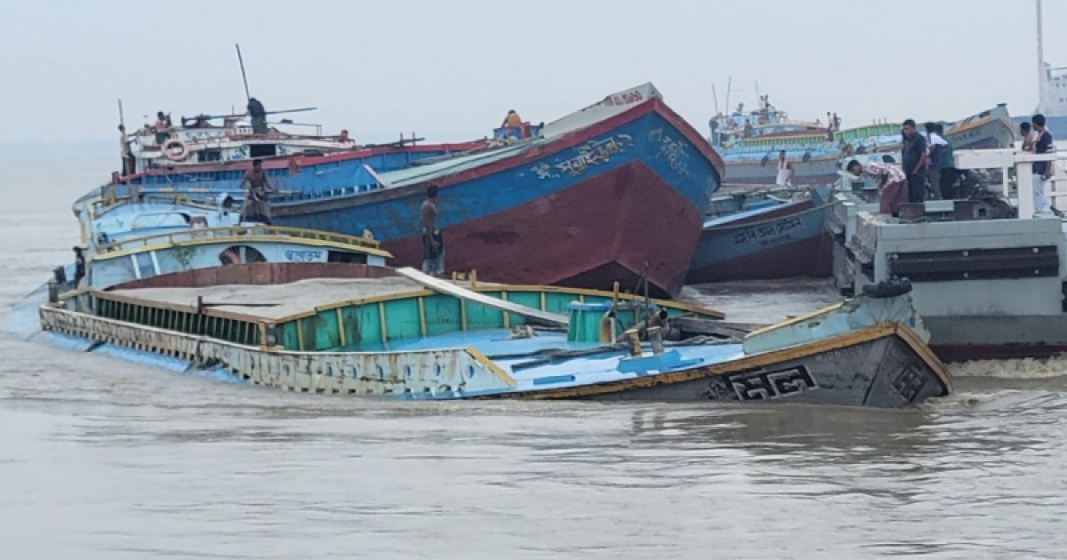 পদ্মার তীব্র স্রোতে পন্টুনের ধাক্কায় তলিয়ে গেছে ট্রলার