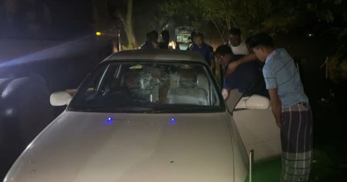 নাটোরে সড়কে পড়েছিল চালকের লাশ, রক্তমাখা প্রাইভেটকার