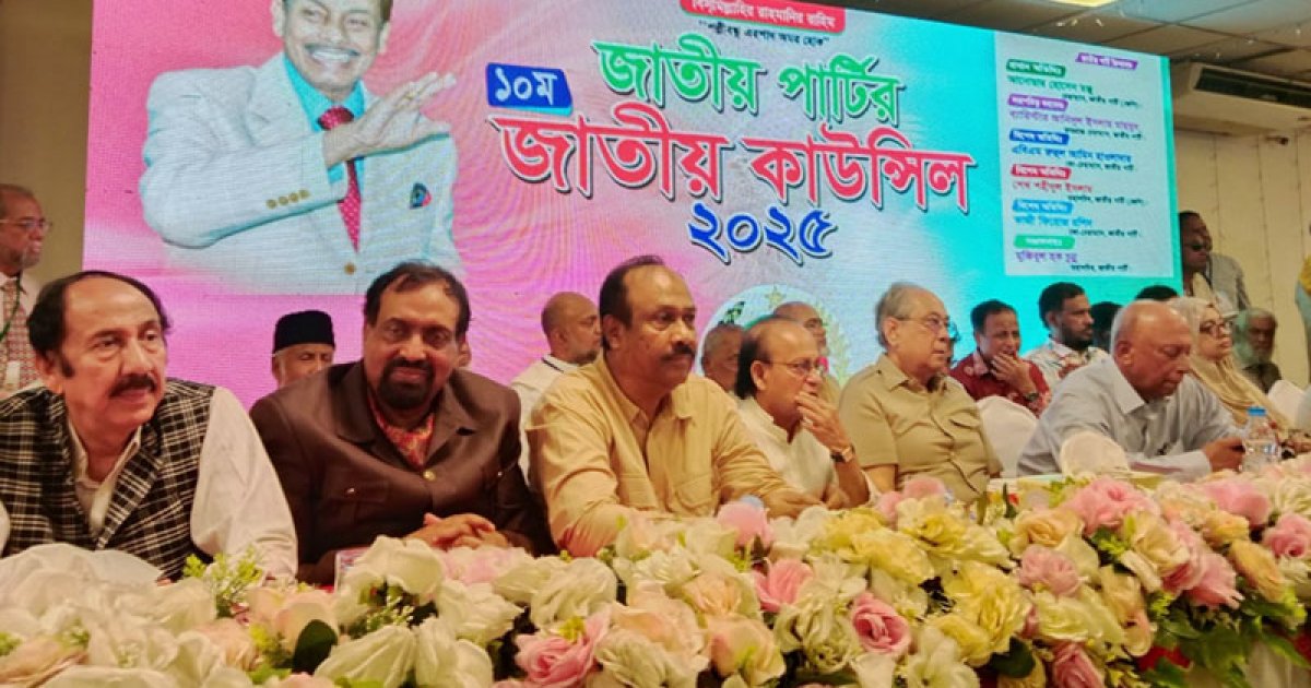 নৈতিক ভুলের জন্য ক্ষমা চাইলেন চুন্নু, অংশ নিলেন মঞ্জু