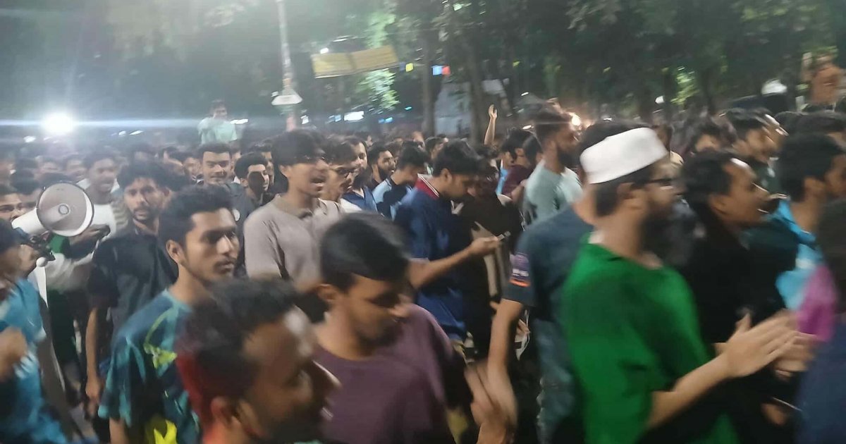মধ্যরাতে শিক্ষার্থীদের বিক্ষোভে উত্তাল ঢাবি