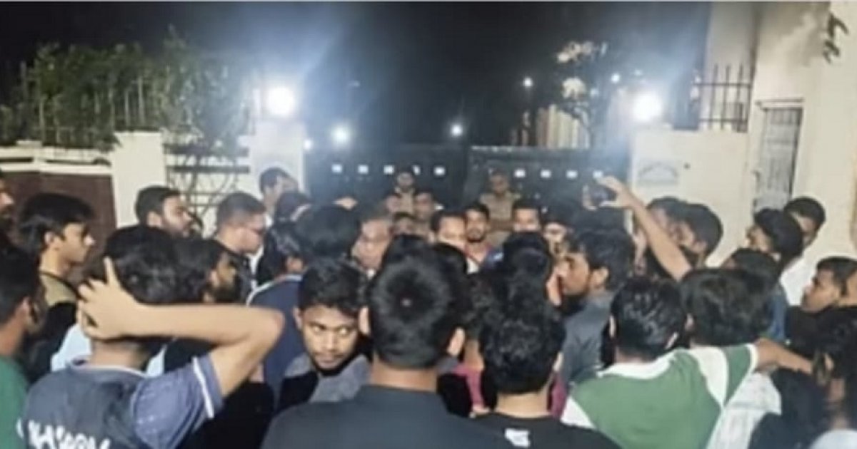 হলে ছাত্ররাজনীতি নিষিদ্ধের দাবিতে এবার জাহাঙ্গীরনগরে বিক্ষোভ