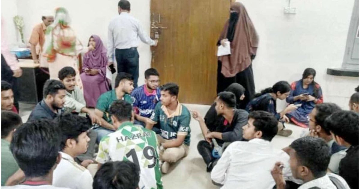 ৯ দাবিতে ঢাকা সেন্ট্রাল ইউনিভার্সিটি প্রশাসকের কার্যালয় অবরুদ্ধ করেছেন শিক্ষার্থীরা