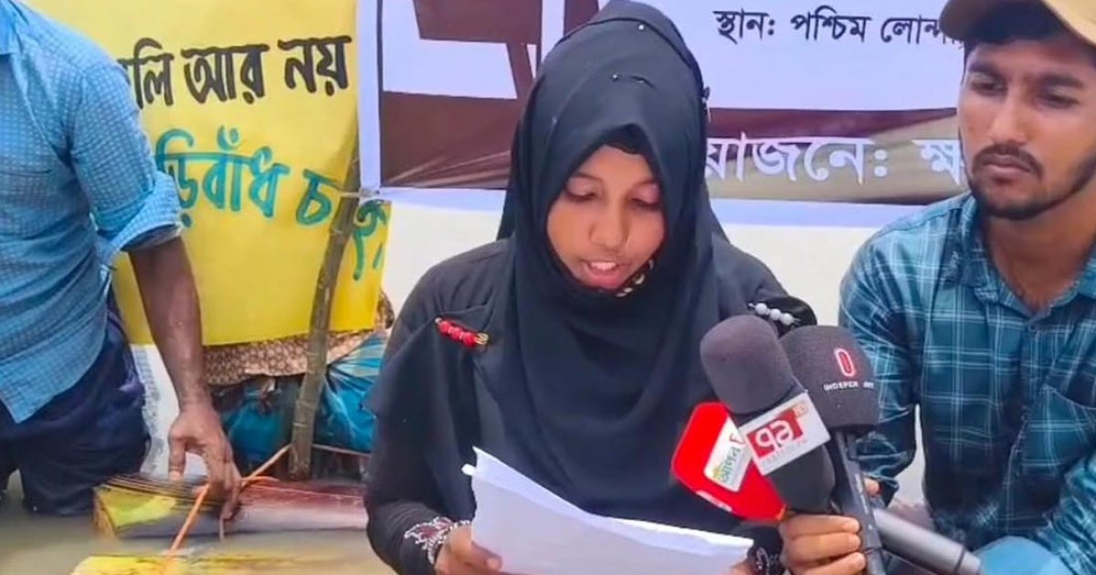 ভেলায় ভেসে বানভাসি মানুষের সংবাদ সম্মেলন