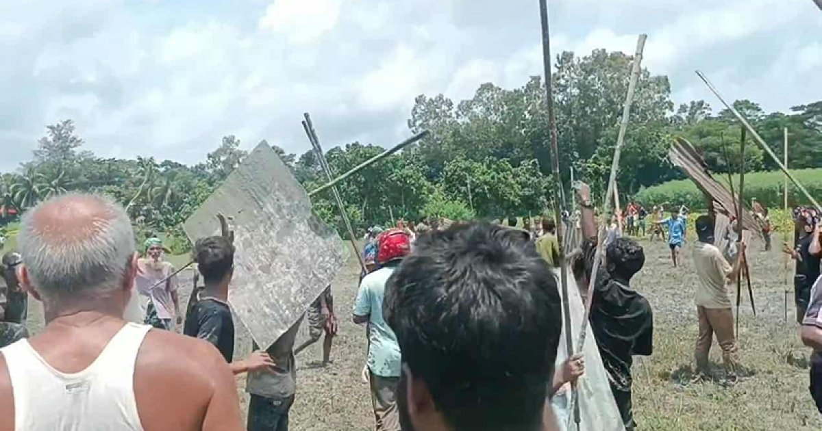 রবিবার দিনভর উত্তেজনা, পরদিন মাইকে ঘোষণা দিয়ে রক্তক্ষয়ী সংঘর্ষ