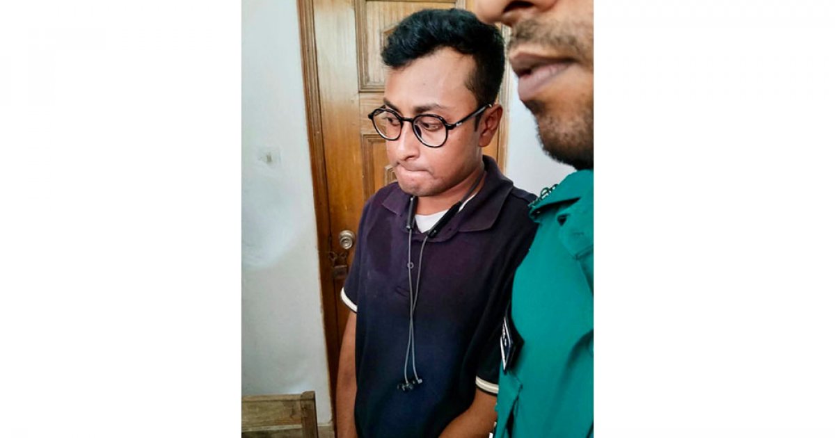 হাইকোর্টের এজলাসে ঢোকার সময় ইয়াবা, মদ ও হেরোইনসহ আটক ১