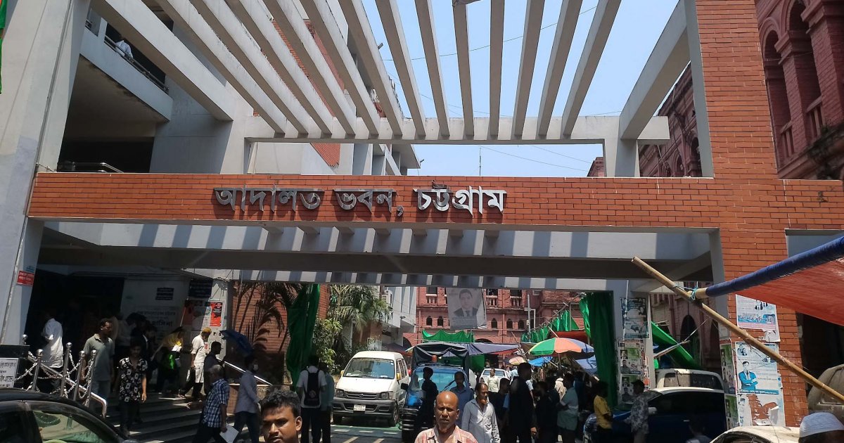 ইয়াবা দিয়ে ফাঁসানোর অভিযোগে দুই পুলিশ সদস্যের বিরুদ্ধে মামলা