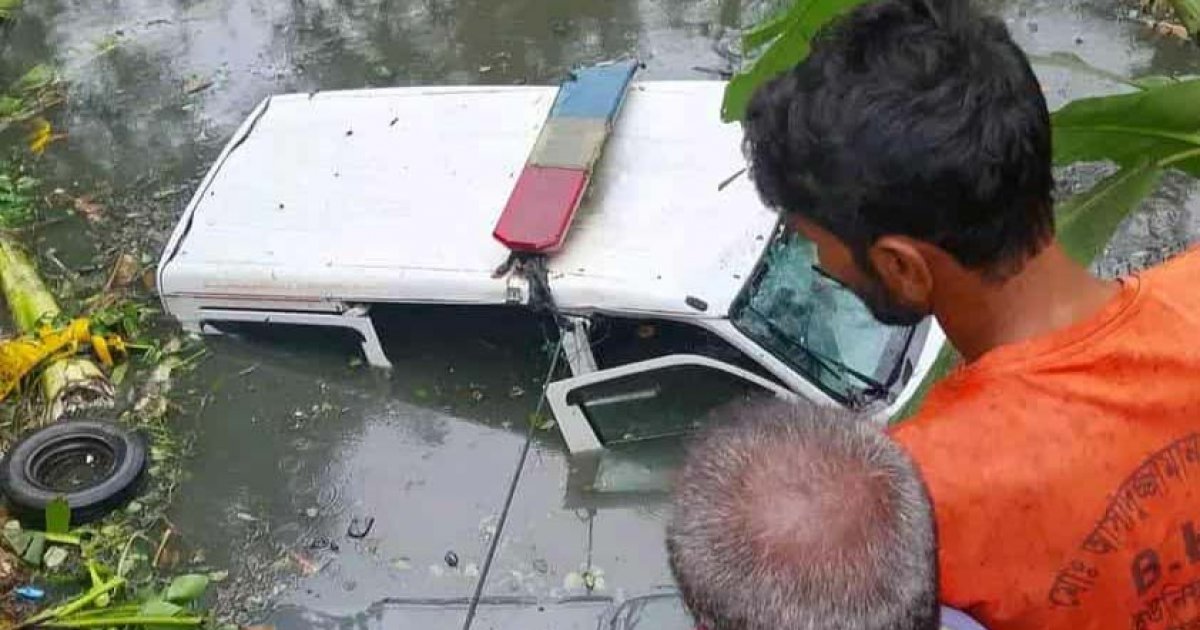 অ্যাম্বুলেন্স নিয়ন্ত্রণ হারিয়ে খাদে পড়ে একজন নিহত